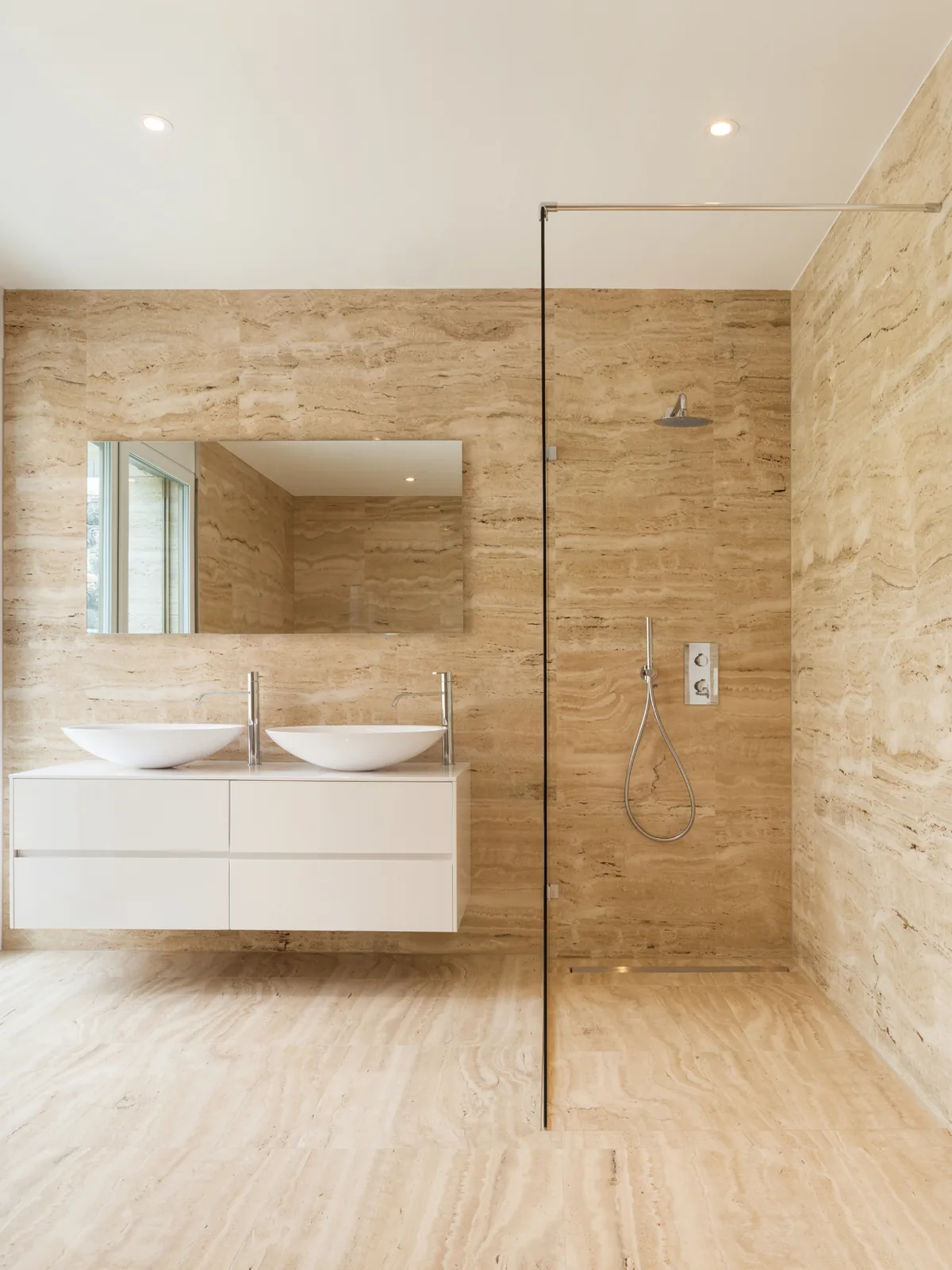 Barrierefreie ebenerdige Dusche in einem neu gestalteten Badezimmer